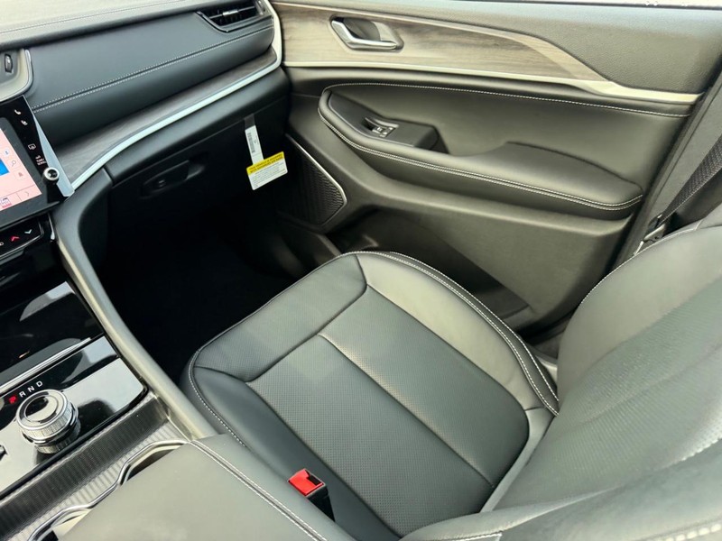 Jeep Grand Cherokee L Vehicle Full-screen Gallery Image 20