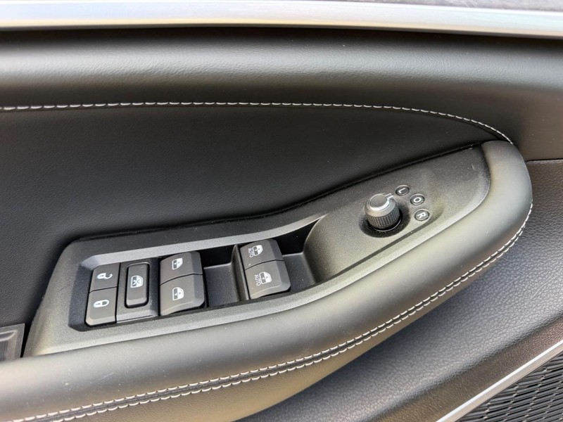 Jeep Grand Cherokee L Vehicle Full-screen Gallery Image 21