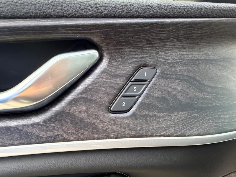 Jeep Grand Cherokee L Vehicle Full-screen Gallery Image 22