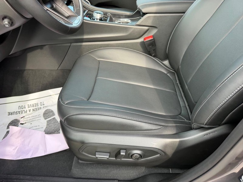 Jeep Grand Cherokee L Vehicle Full-screen Gallery Image 23