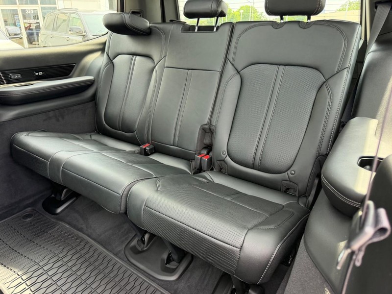 Jeep Grand Wagoneer Vehicle Full-screen Gallery Image 9