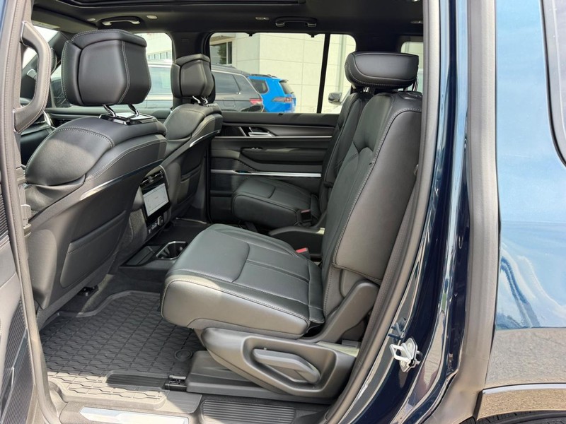 Jeep Grand Wagoneer Vehicle Full-screen Gallery Image 11