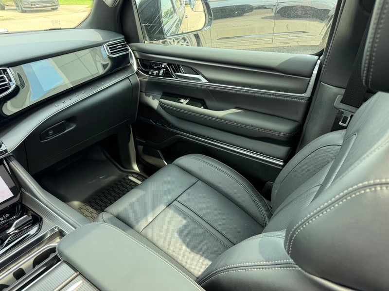 Jeep Grand Wagoneer Vehicle Full-screen Gallery Image 21