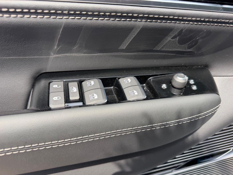 Jeep Grand Wagoneer Vehicle Full-screen Gallery Image 22