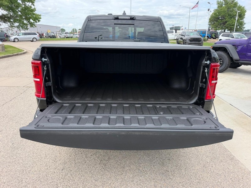 Ram 1500 Vehicle Full-screen Gallery Image 6