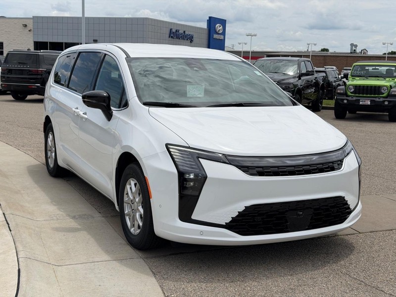 Chrysler Pacifica Vehicle Full-screen Gallery Image 3