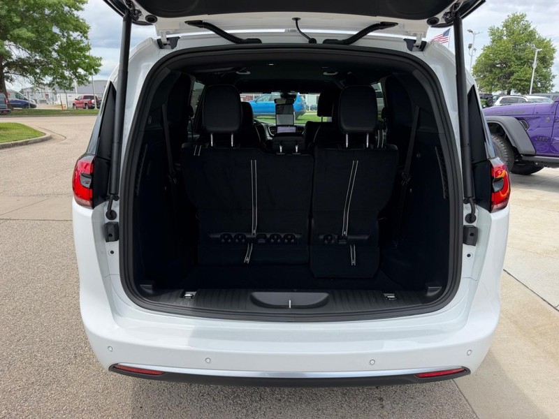 Chrysler Pacifica Vehicle Full-screen Gallery Image 6