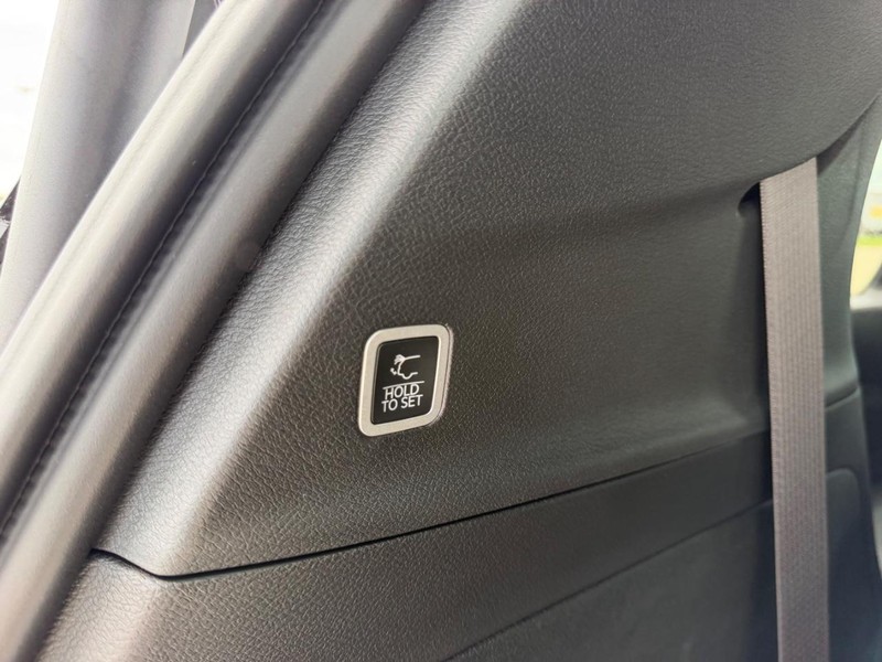 Chrysler Pacifica Vehicle Full-screen Gallery Image 7