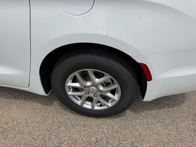 Chrysler Pacifica Vehicle Full-screen Gallery Image 8