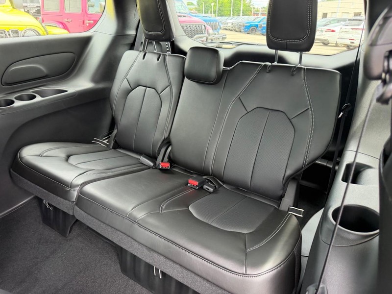 Chrysler Pacifica Vehicle Full-screen Gallery Image 9