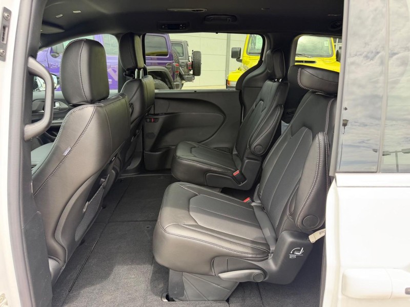 Chrysler Pacifica Vehicle Full-screen Gallery Image 10