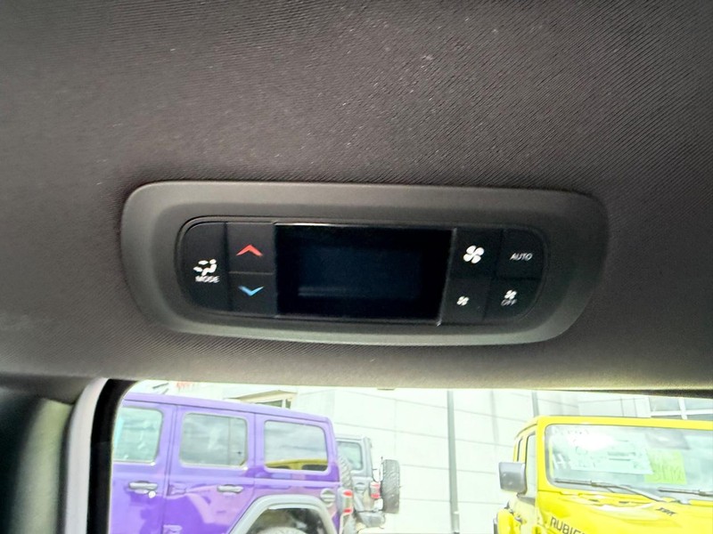 Chrysler Pacifica Vehicle Full-screen Gallery Image 11