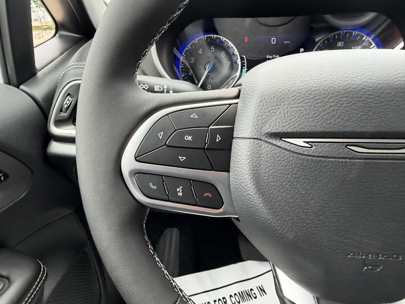 Chrysler Pacifica Vehicle Full-screen Gallery Image 14
