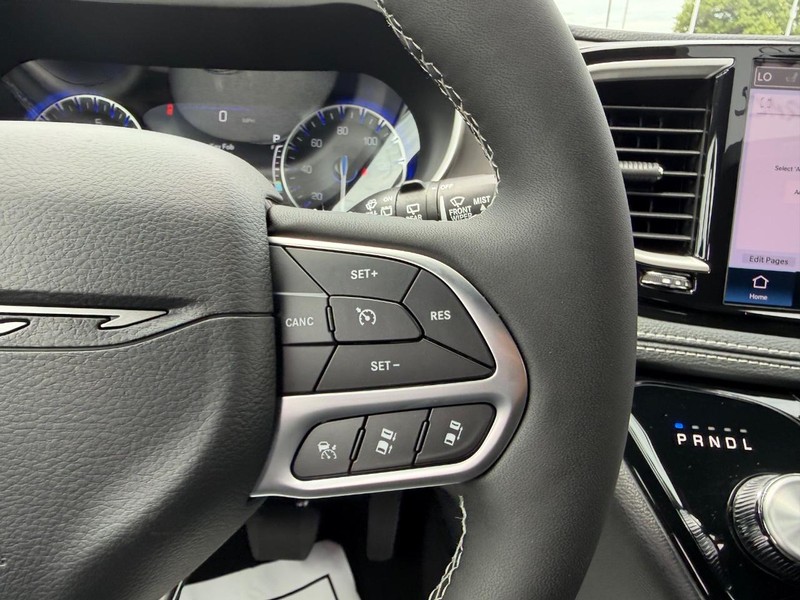 Chrysler Pacifica Vehicle Full-screen Gallery Image 15