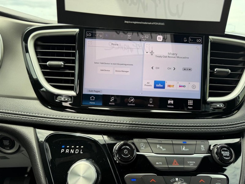Chrysler Pacifica Vehicle Full-screen Gallery Image 16