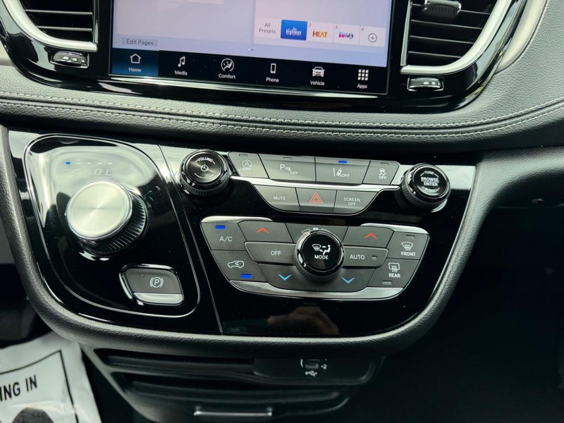 Chrysler Pacifica Vehicle Full-screen Gallery Image 17