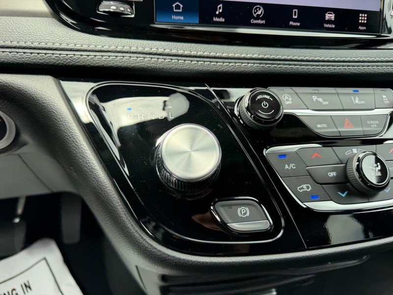 Chrysler Pacifica Vehicle Full-screen Gallery Image 18