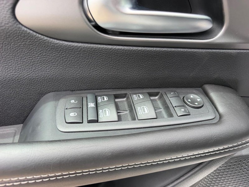 Chrysler Pacifica Vehicle Full-screen Gallery Image 20