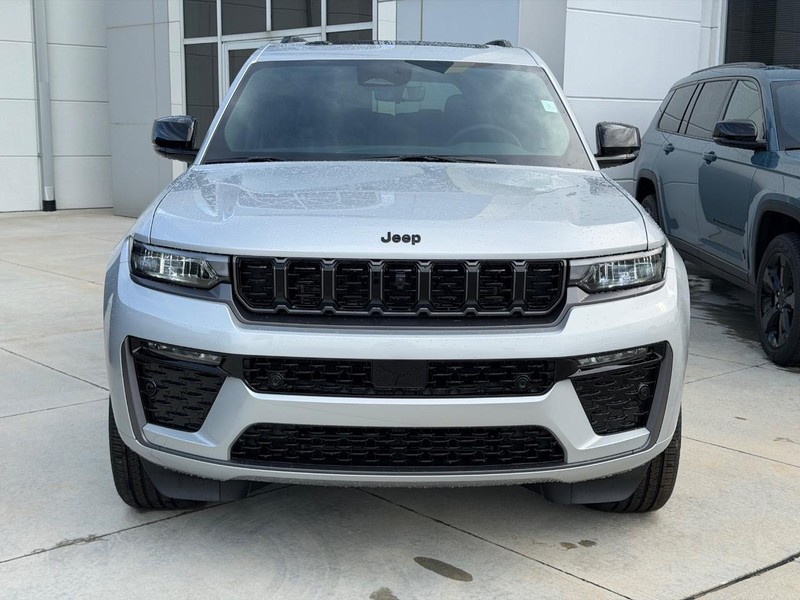 Jeep Grand Cherokee L Vehicle Full-screen Gallery Image 2