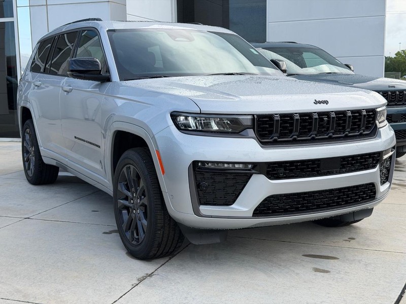 Jeep Grand Cherokee L Vehicle Full-screen Gallery Image 3