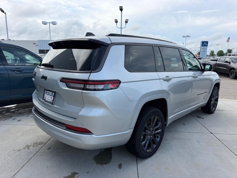 Jeep Grand Cherokee L Vehicle Full-screen Gallery Image 4