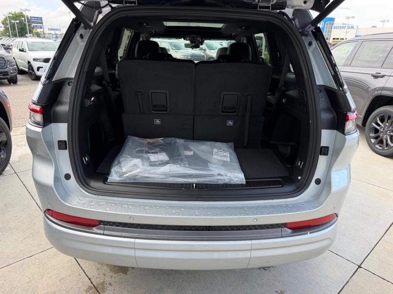 Jeep Grand Cherokee L Vehicle Full-screen Gallery Image 6
