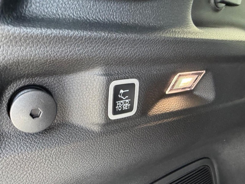 Jeep Grand Cherokee L Vehicle Full-screen Gallery Image 7