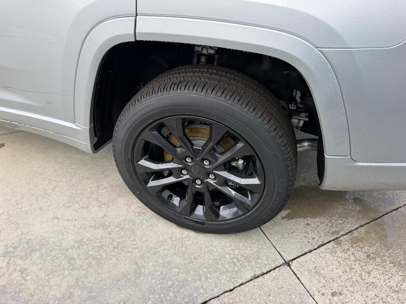 Jeep Grand Cherokee L Vehicle Full-screen Gallery Image 8