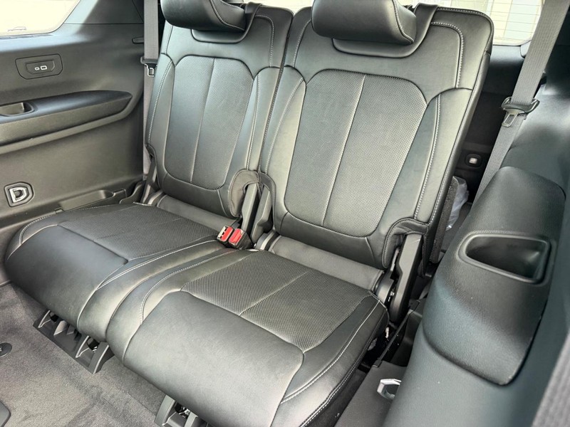 Jeep Grand Cherokee L Vehicle Full-screen Gallery Image 9