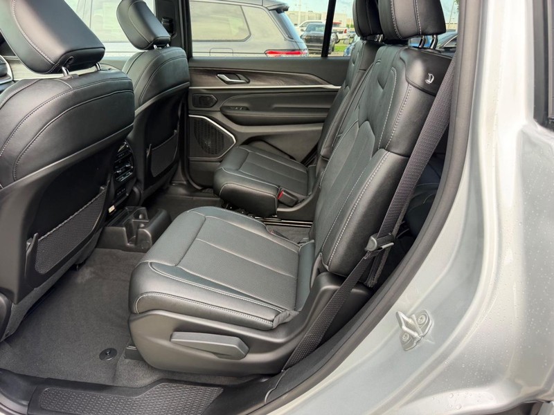 Jeep Grand Cherokee L Vehicle Full-screen Gallery Image 10