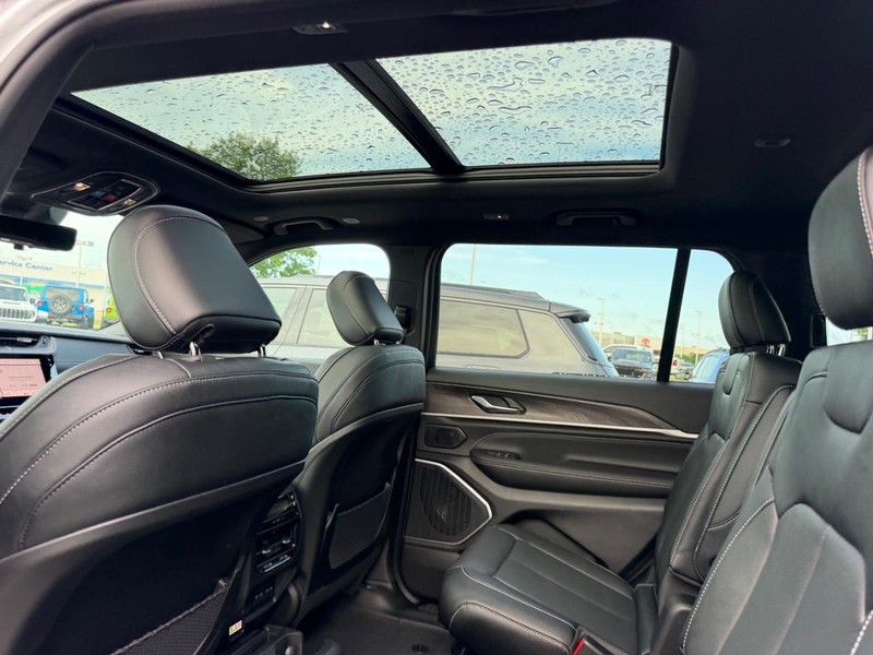 Jeep Grand Cherokee L Vehicle Full-screen Gallery Image 11