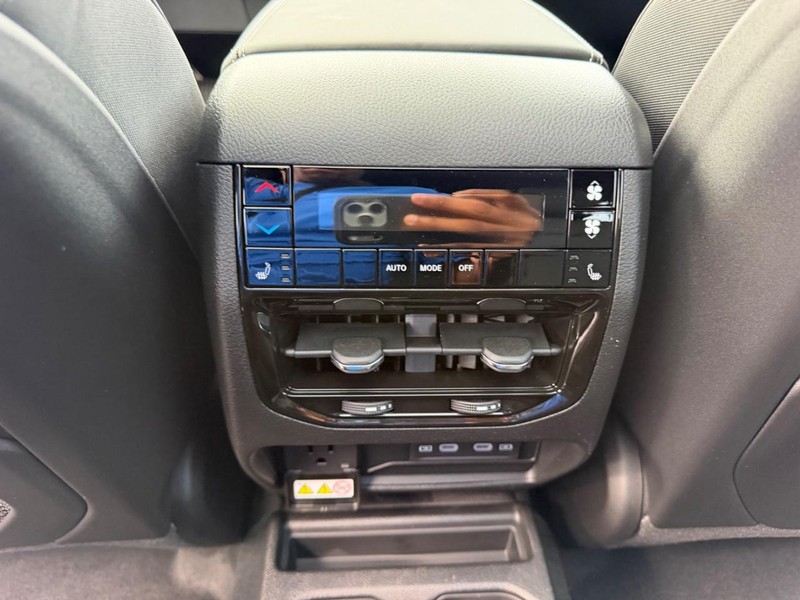 Jeep Grand Cherokee L Vehicle Full-screen Gallery Image 12