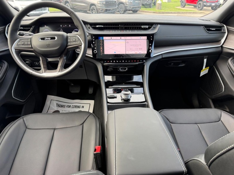 Jeep Grand Cherokee L Vehicle Full-screen Gallery Image 13