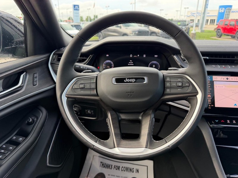 Jeep Grand Cherokee L Vehicle Full-screen Gallery Image 14