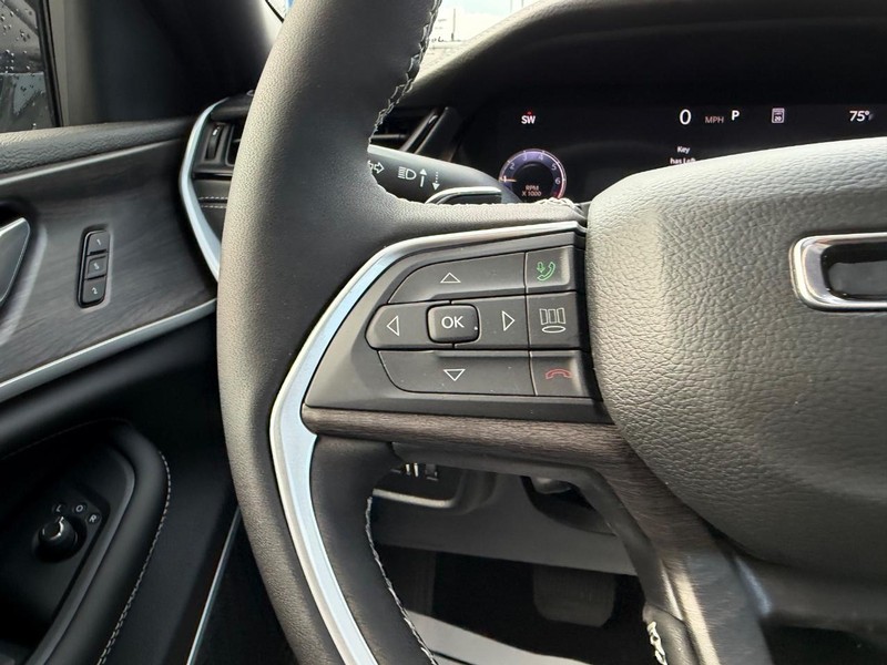Jeep Grand Cherokee L Vehicle Full-screen Gallery Image 15