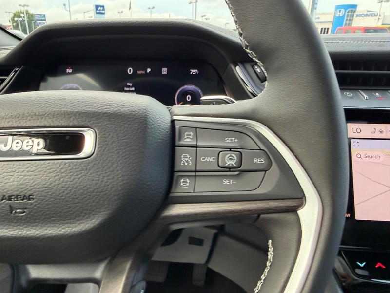 Jeep Grand Cherokee L Vehicle Full-screen Gallery Image 16