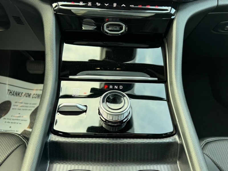 Jeep Grand Cherokee L Vehicle Full-screen Gallery Image 19