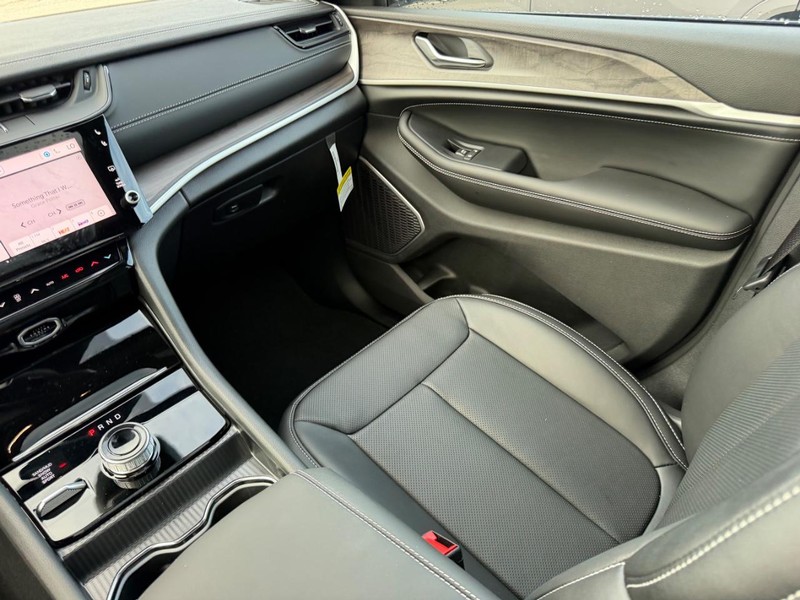 Jeep Grand Cherokee L Vehicle Full-screen Gallery Image 20