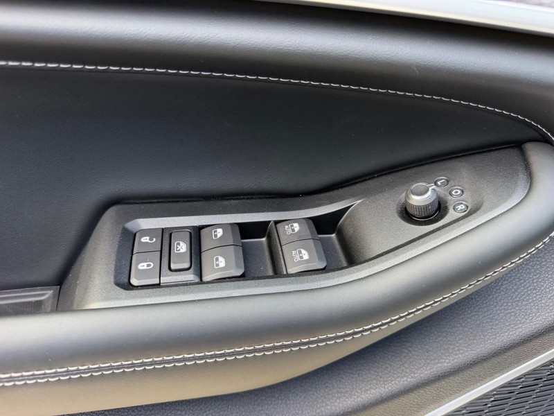 Jeep Grand Cherokee L Vehicle Full-screen Gallery Image 21