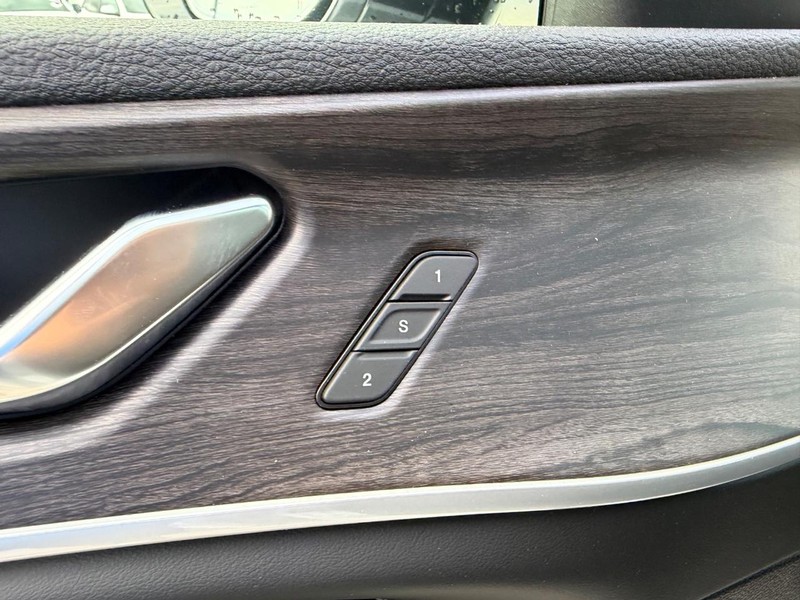 Jeep Grand Cherokee L Vehicle Full-screen Gallery Image 22