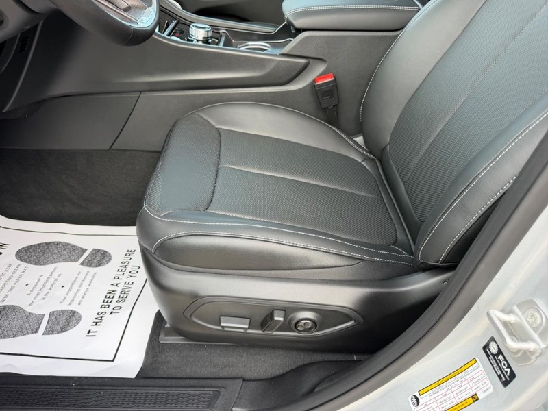 Jeep Grand Cherokee L Vehicle Full-screen Gallery Image 23