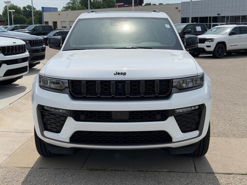 Jeep Grand Cherokee L Vehicle Full-screen Gallery Image 2