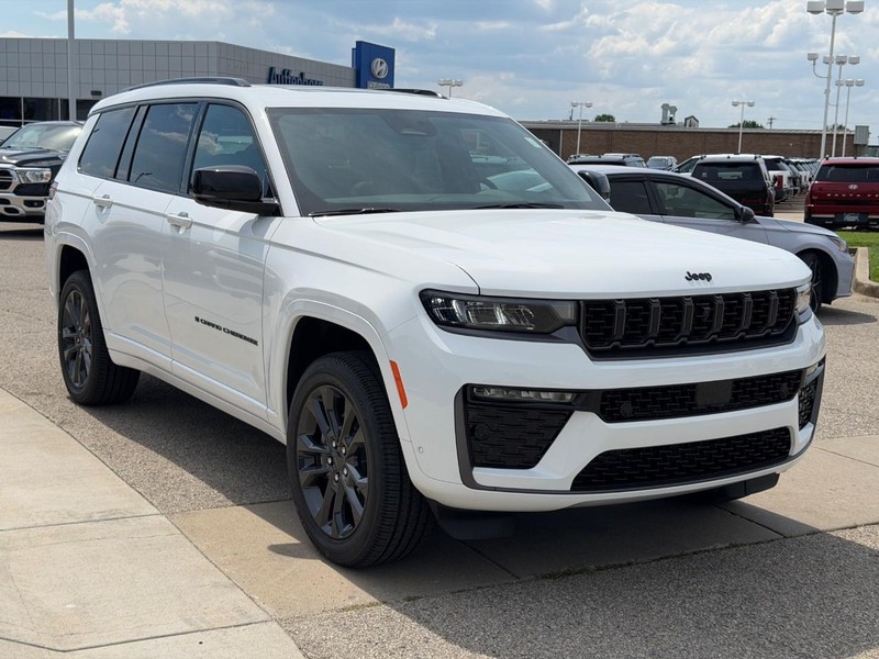 Jeep Grand Cherokee L Vehicle Full-screen Gallery Image 3