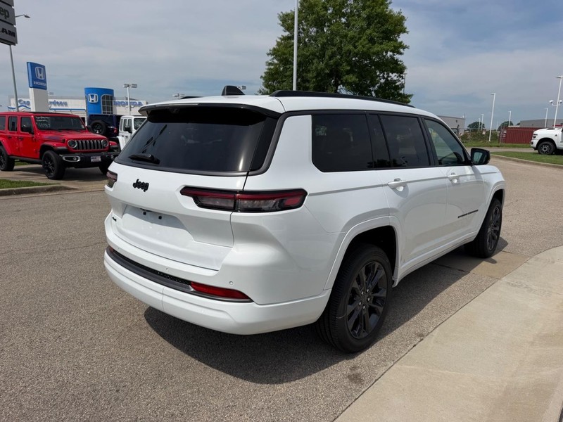 Jeep Grand Cherokee L Vehicle Full-screen Gallery Image 4