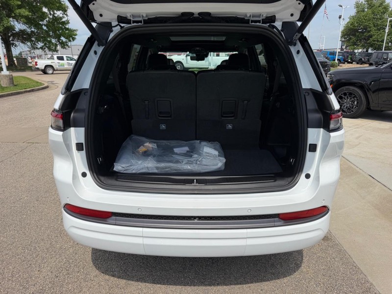 Jeep Grand Cherokee L Vehicle Full-screen Gallery Image 6