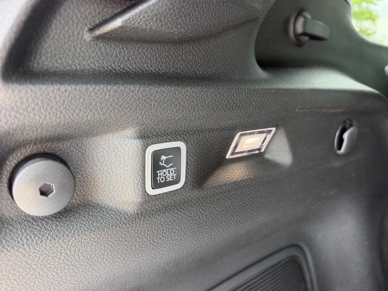 Jeep Grand Cherokee L Vehicle Full-screen Gallery Image 7