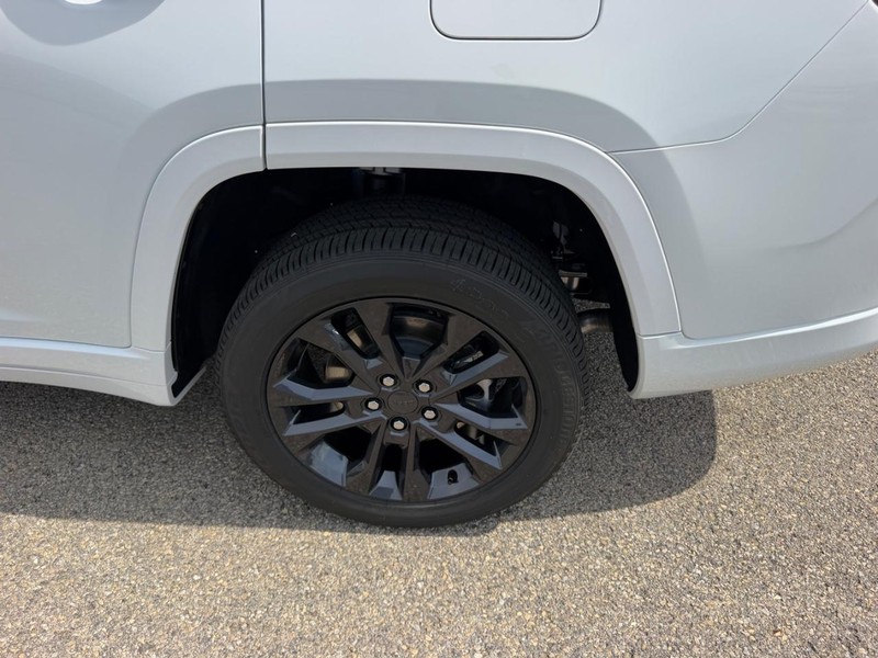 Jeep Grand Cherokee L Vehicle Full-screen Gallery Image 8