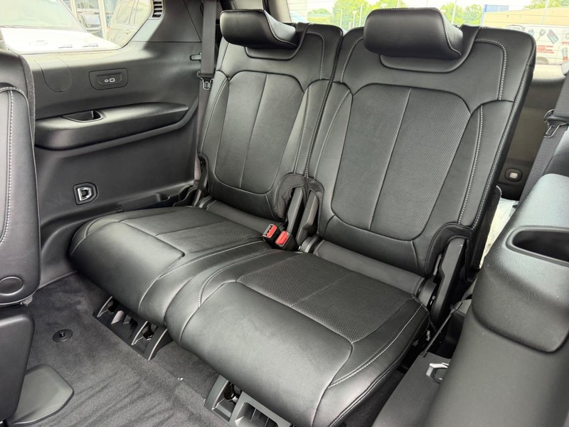 Jeep Grand Cherokee L Vehicle Full-screen Gallery Image 9