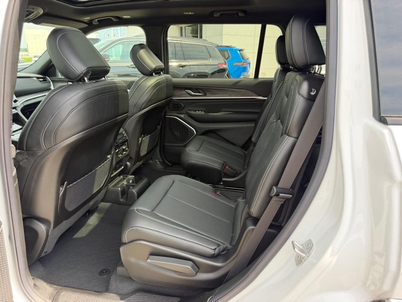 Jeep Grand Cherokee L Vehicle Full-screen Gallery Image 10