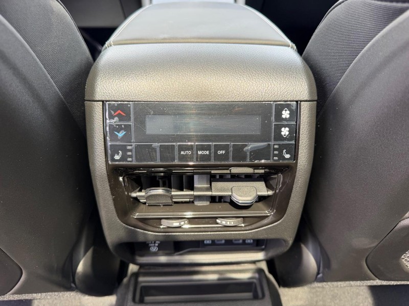 Jeep Grand Cherokee L Vehicle Full-screen Gallery Image 12